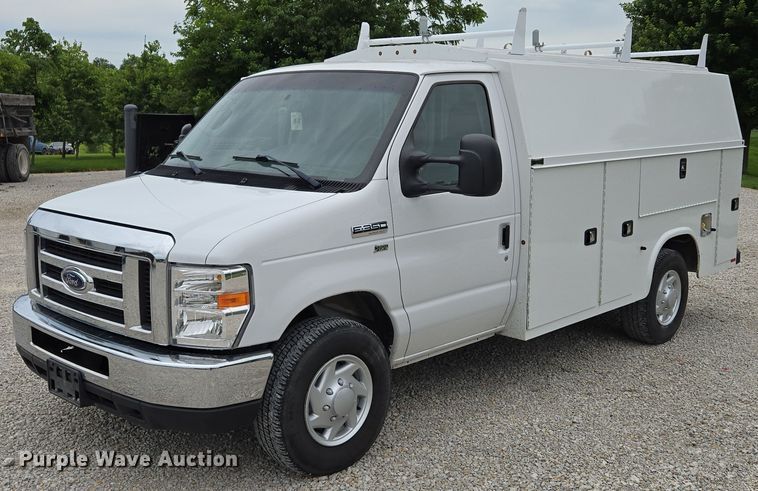 2019 Ford E350 Super Duty utility van - EF1565