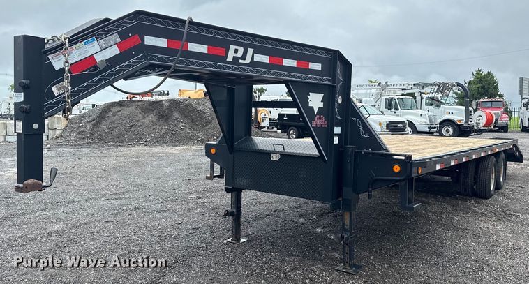2015 PJ Trailers equipment trailer - EG5856