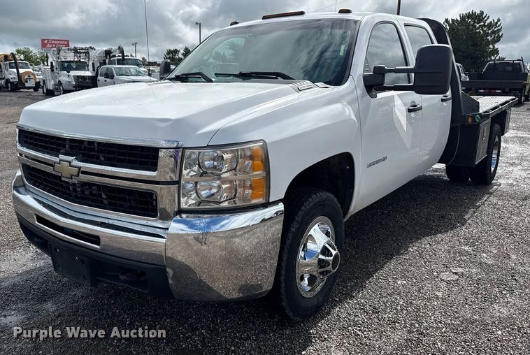 2010 Chevrolet Silverado 3500HD Crew Cab flatbed pickup truck - EG5900