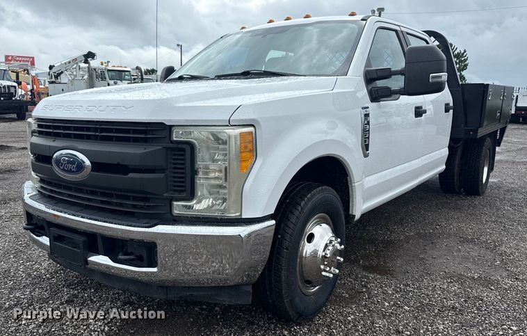 2017 Ford F350 Super Duty  Crew Cab flatbed pickup truck - EG5910