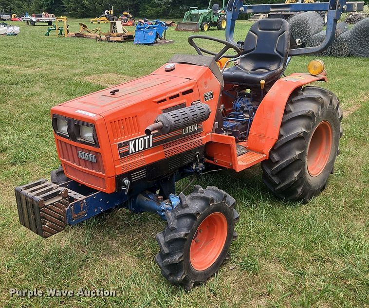 Kioti LB1914 MFWD tractor - EJ0159