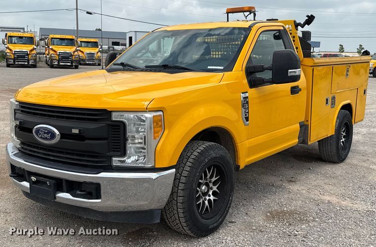 2017 Ford F350 Super Duty utility bed pickup truck - EJ4549