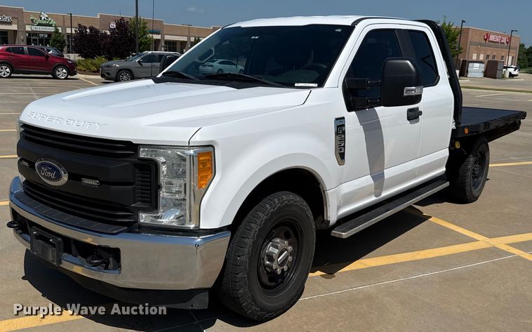 2017 Ford F250 Super Duty XL SuperCab flatbed pickup truck - EJ4757