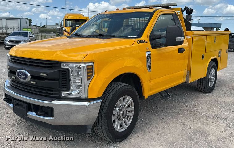 2019 Ford F350 Super Duty utility bed pickup truck - EJ4779