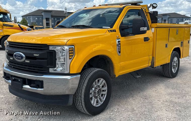 2019 Ford F350 Super Duty utility bed pickup truck - EJ4783
