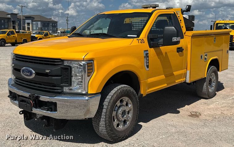2018 Ford F350 Super Duty utility bed pickup truck - EJ4792