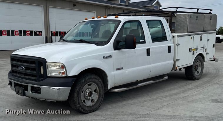 2006 Ford F250 Super Duty Crew Cab utility bed pickup truck - EM2005