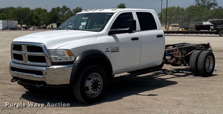 2015 Dodge Ram 5500 Crew Cab truck cab and chassis - EM2040