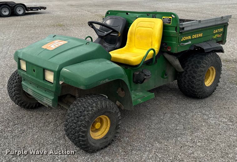 John Deere Gator 4x2 utility vehicle - EM2047