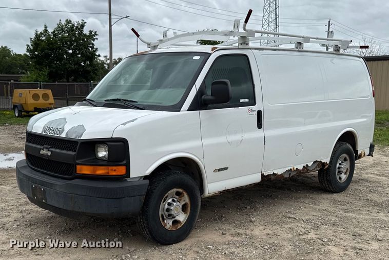 2005 Chevrolet Express 3500 van - EM2057
