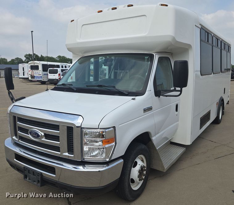 2015 Ford E450 shuttle bus - ER5269
