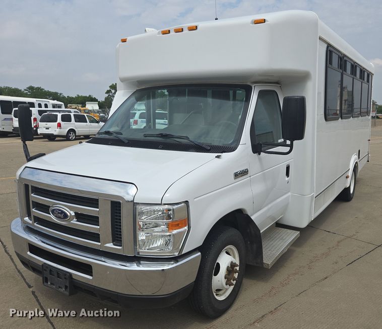 2016 Ford E450 shuttle bus - ER5270