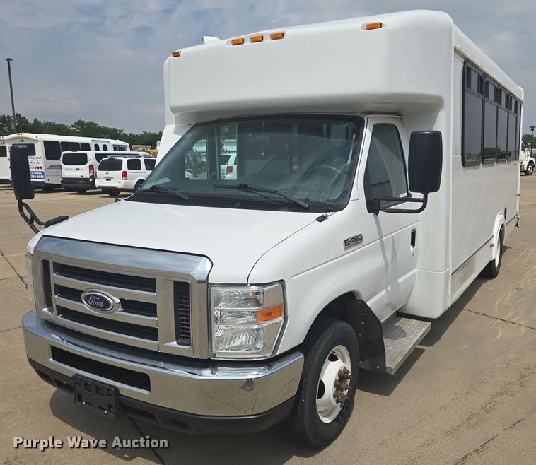 2016 Ford E450 shuttle bus - ER5271