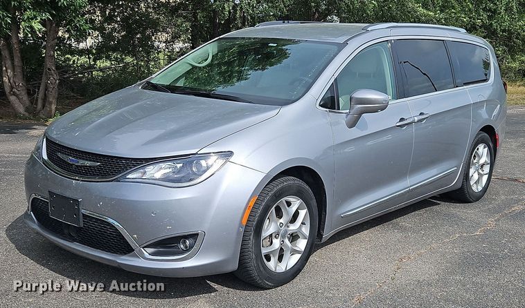 2019 Chrysler Pacifica van - OJ9925
