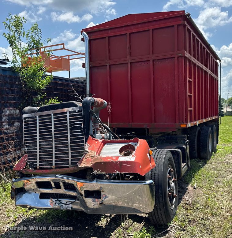 1983 Mack R600 grain truck - DI9075