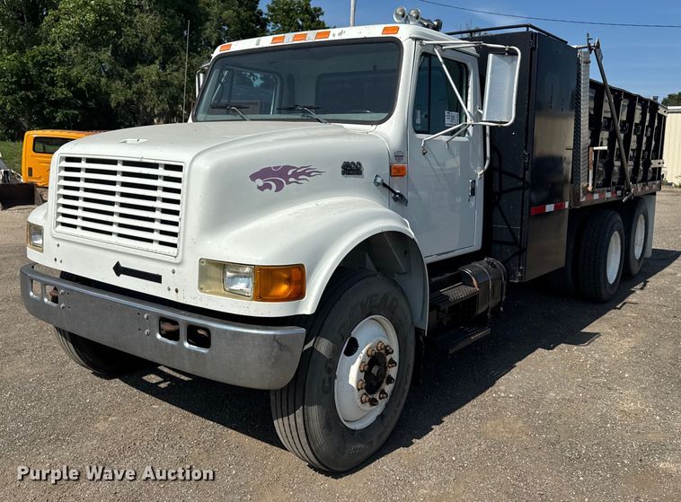 1999 International 4900 dump truck - DU7870