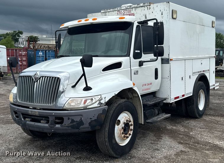 2007 International 4300 fuel / lube truck - DU9888