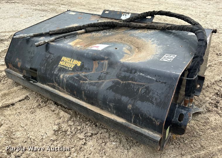 2014 Caterpillar BU118 skid steer broom - DV1990