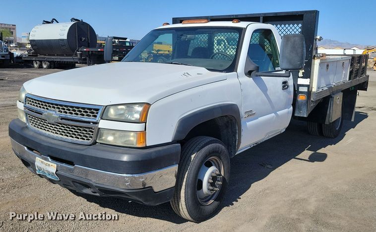 2007 Chevrolet Silverado 3500 flatbed pickup truck - DX7036