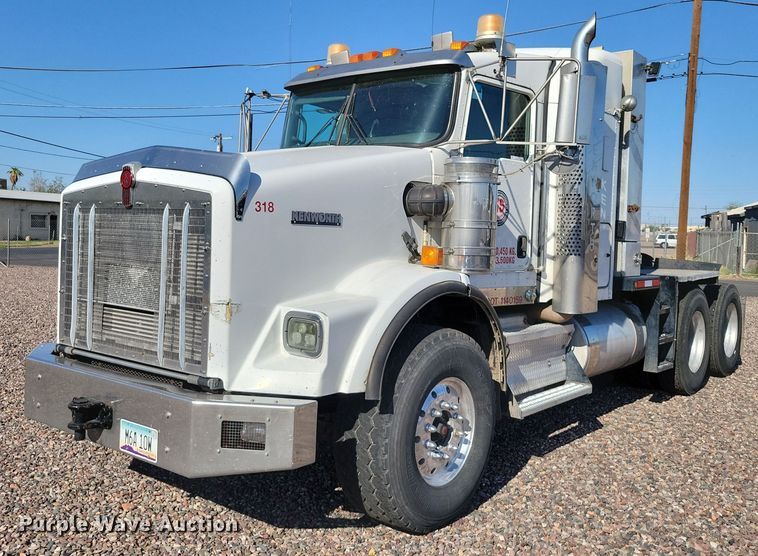 2008 Kenworth T800 semi truck - DX7076