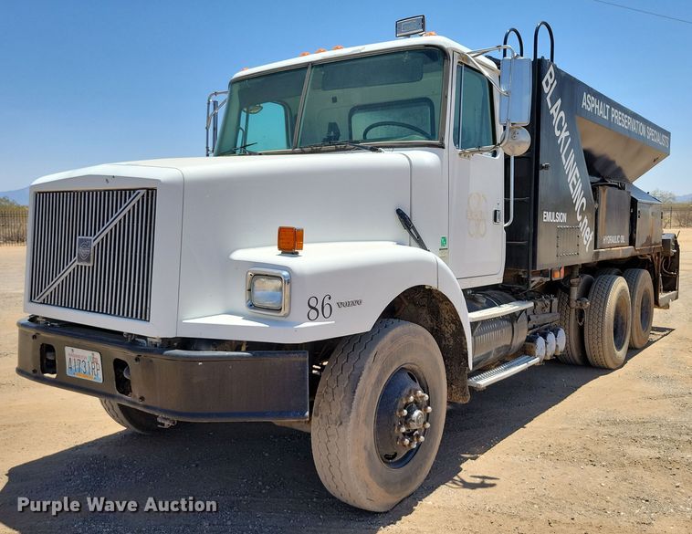 2000 Volvo WG Series asphalt slurry truck - DX7078