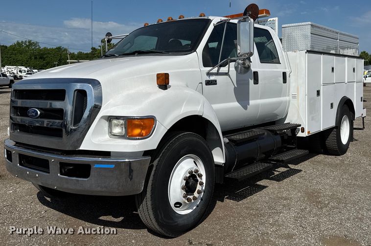2011 Ford F750 Super Duty Crew Cab utility / service truck - DY0046