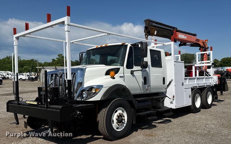 2009 International 7500 Crew Cab crane truck - DY0047