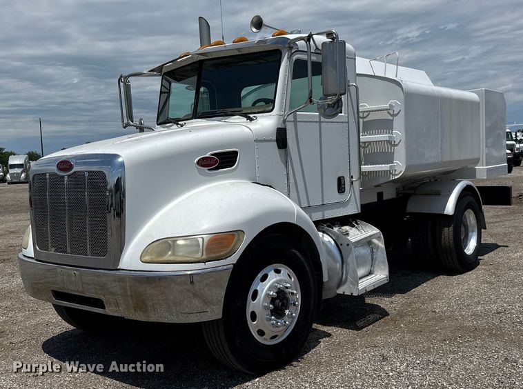 2006 Peterbilt 335 fuel / lube truck - DY0052