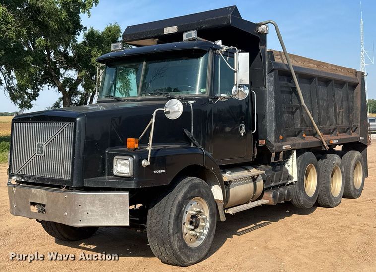 2000 Volvo WG dump truck - DY0189