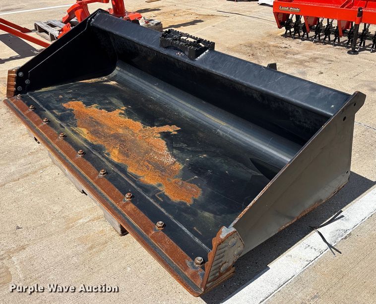 Kubota RD80LLC skid steer bucket - DY0635
