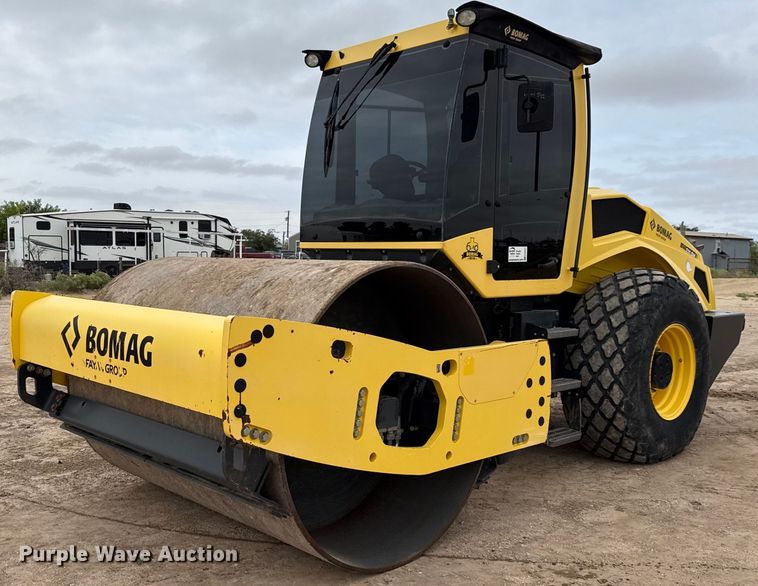 2017 Bomag BW211 DH-5 single drum vibratory roller - ED5677