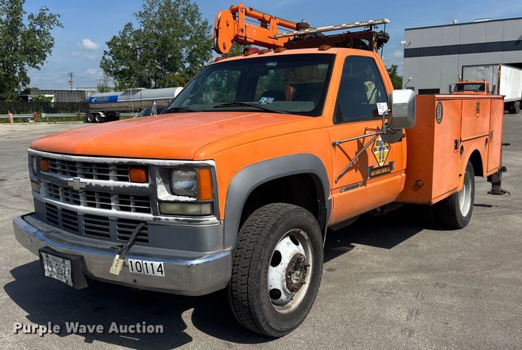 2002 Chevrolet Silverado 3500 utility bed pickup truck - EF2053