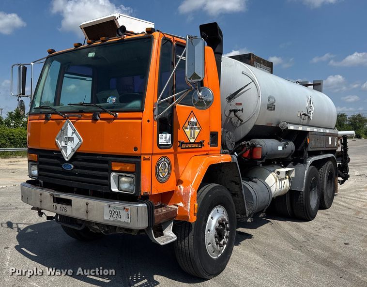 1997 Ford CT800 oil distributor truck - EF2055