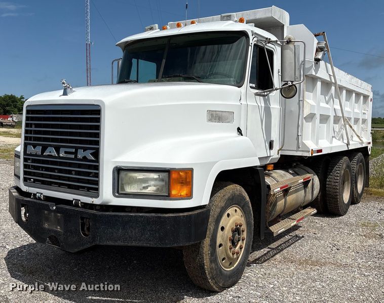 2000 Mack CH613 dump truck - EM2604