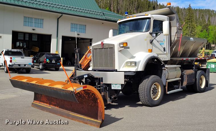 2009 Kenworth T800 spreader truck - DP5001