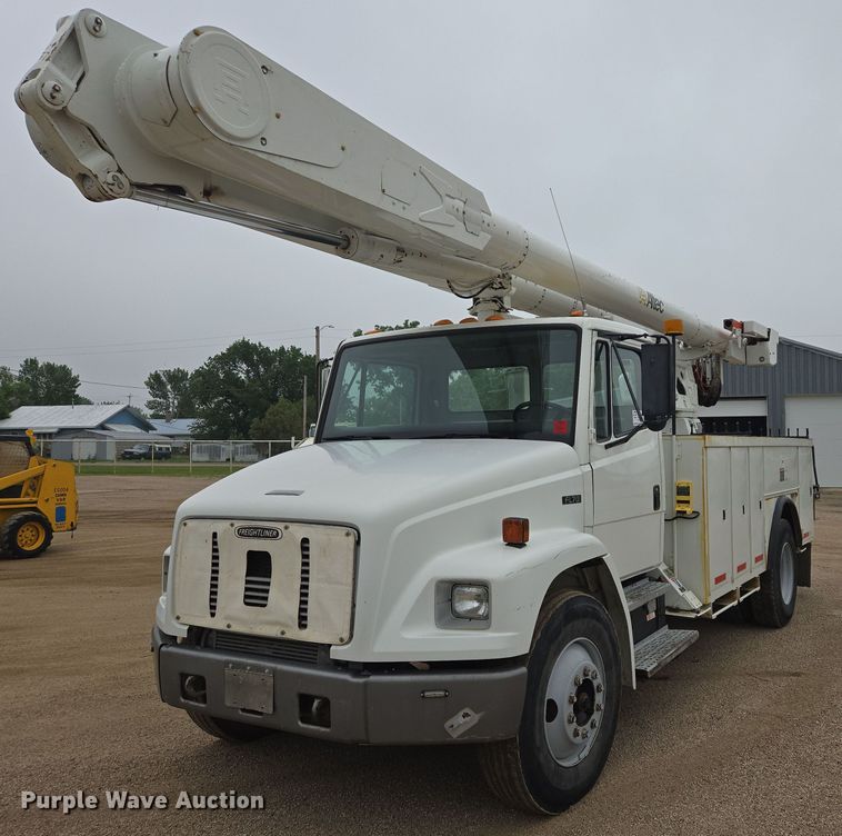 1995 Freightliner FL70 bucket truck - DT7215