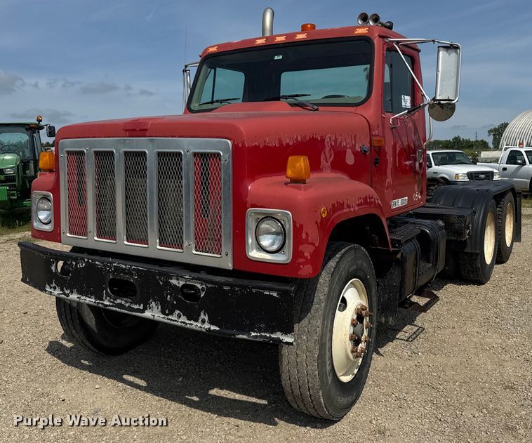 2002 International 2574 semi truck - DU7831