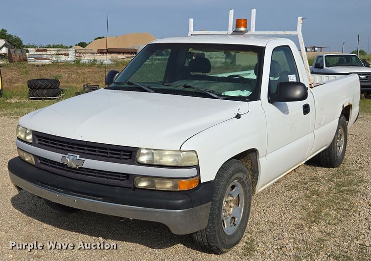 1999 Chevrolet Silverado 1500 pickup truck - DU7841