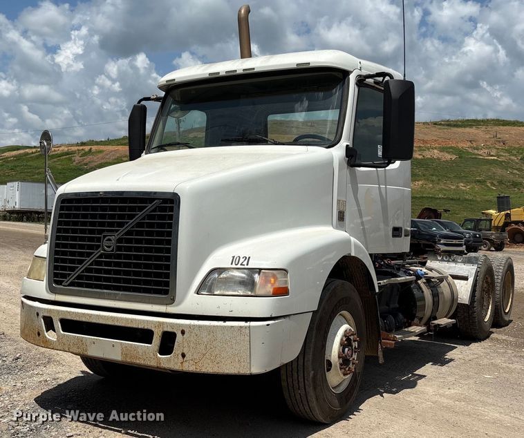 2013 Volvo VNM semi truck - DW7092
