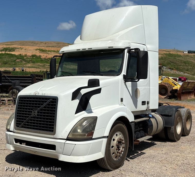 2015 Volvo VNL semi truck - DW7093