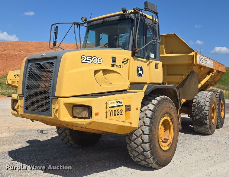 2011 John Deere 250D Series II haul truck - DW7098