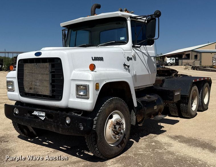 1986 Ford LT9000 semi truck - DX5597