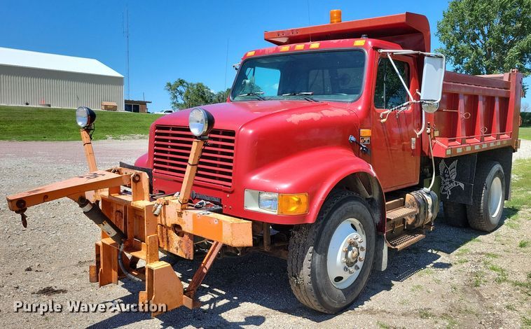 1993 International 4900 dump truck - DX7107
