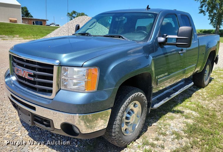 2009 GMC Sierra 2500HD Ext. Cab pickup truck - DX7108