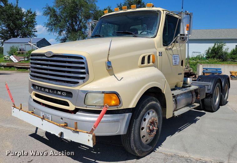 2002 Sterling AT9500 semi truck - DX7116