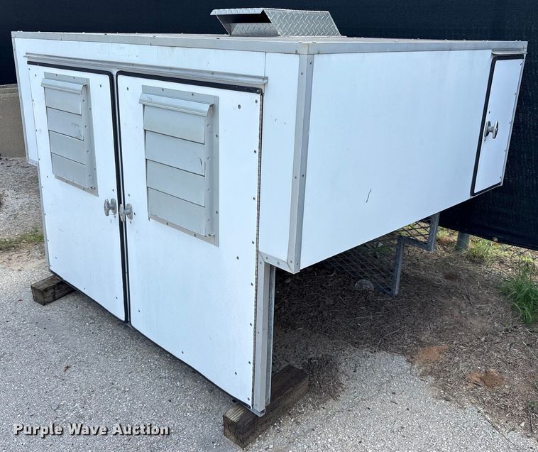 Deerskin truck bed dog box  - DY0682