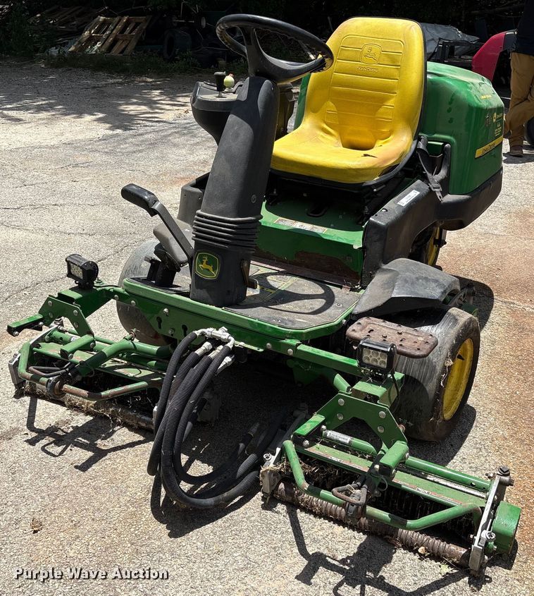 2010 John Deere 2500B reel mower - DY0690