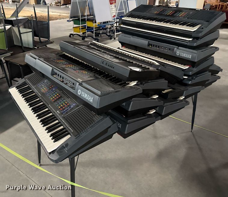 (44) Yamaha keyboards - DZ8600