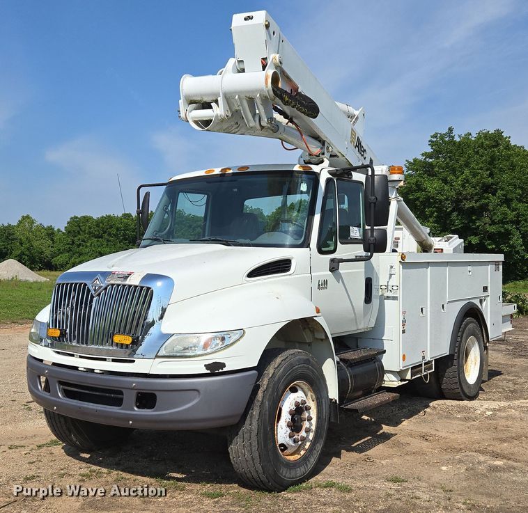 2007 International 4400 bucket truck - ED2068