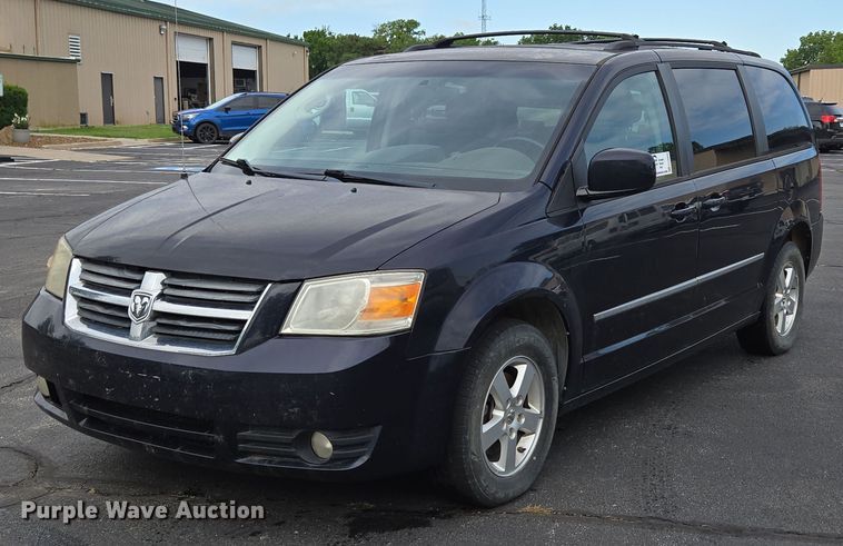 2010 Dodge Grand Caravan SXT van - ED2098